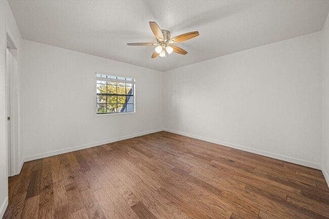 Building Photo - Large Renovated 3bed x 2.5bath Townhouse with Private Patio & 2-Car Garage