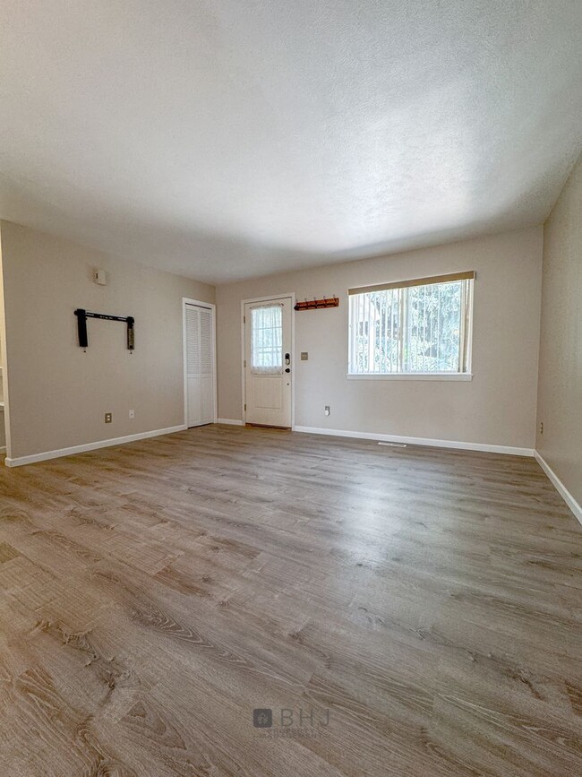 Building Photo - NEWLY UPDATED 2 BED/ 1 BATH SINGLE FAMILY ...