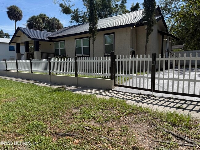 Building Photo - 823 Madison St