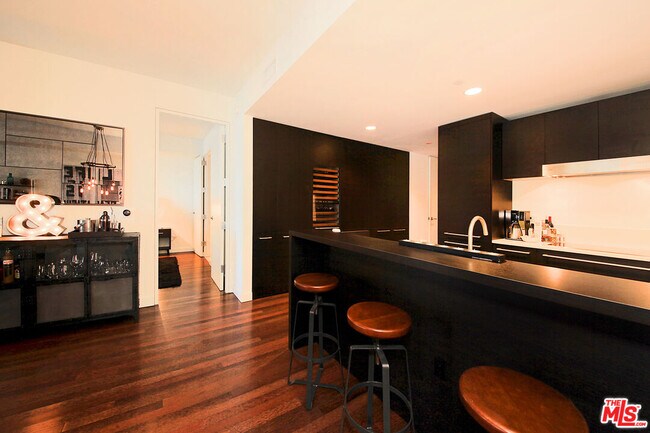 Building Photo - 6250 Hollywood Blvd