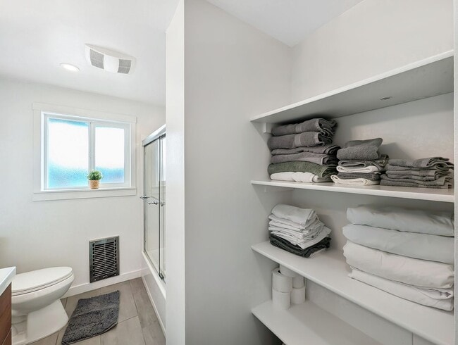 Building Photo - Discover Your Dream Home in a Quiet Seattle Oasis!