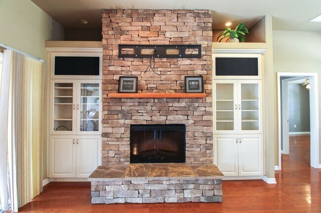 Building Photo - 6065 Spruce Point Cir