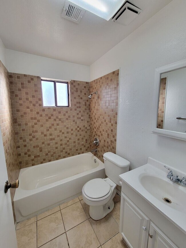 Building Photo - 2 Bedroom, 1 bath Apartment for Rent in Brawley