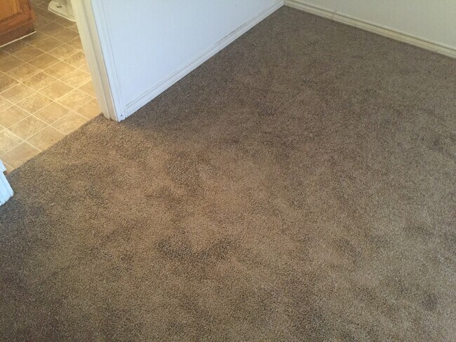 Building Photo - 3-2 DUPLEX! AVAILABLE NOW