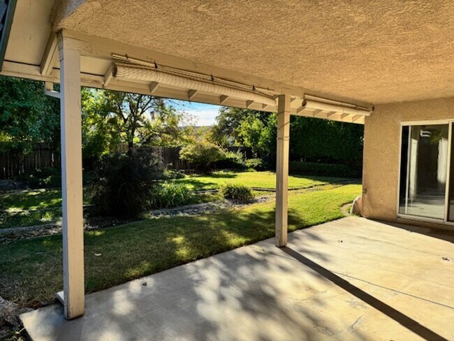 Building Photo - Home in Country Heights with Landscaping i...