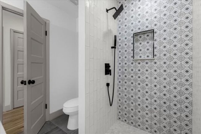 Building Photo - Newly Renovated, Luxurious 4 Bedroom 3 Bat...