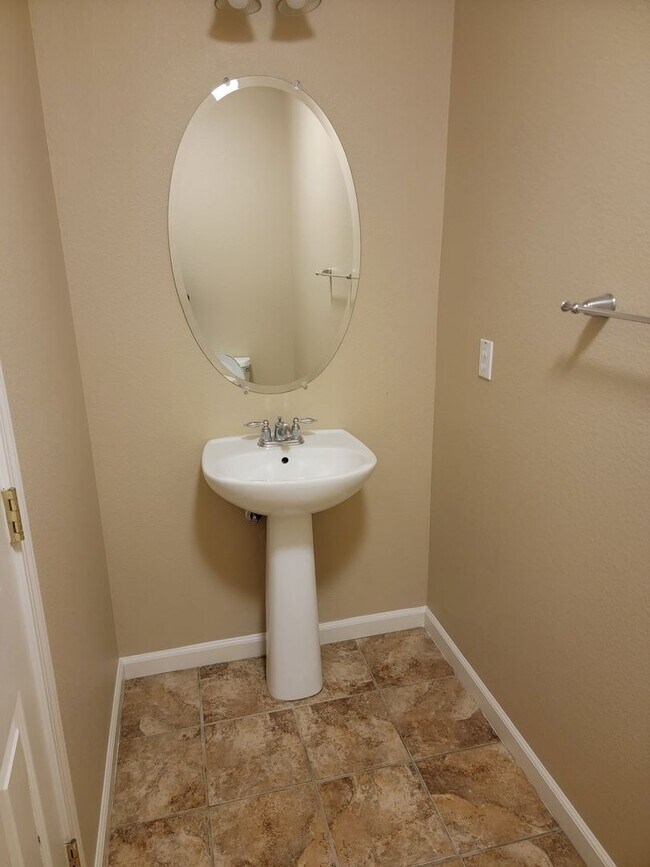 Building Photo - Adorable 3 bedroom 2.5 bath