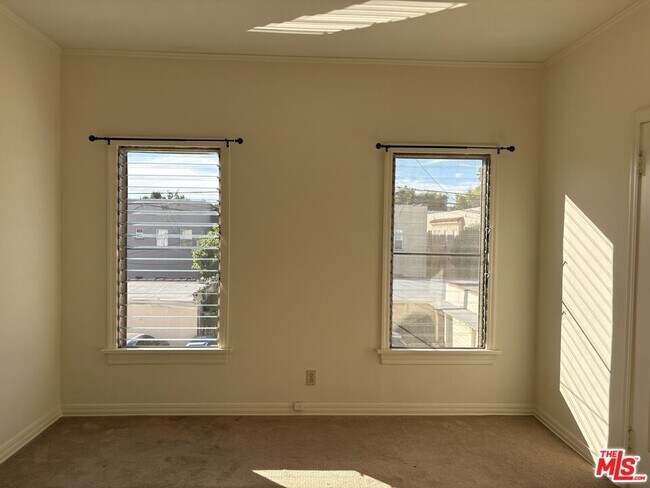 Building Photo - 351 N Gardner St