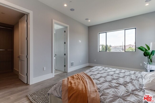 Building Photo - 4830 1/2 Pickford St