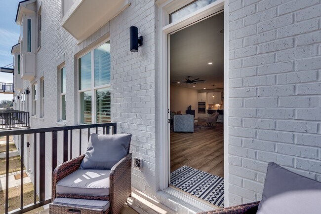 Building Photo - Gorgeous 3/3.5 Townhome Minutes From Downt...