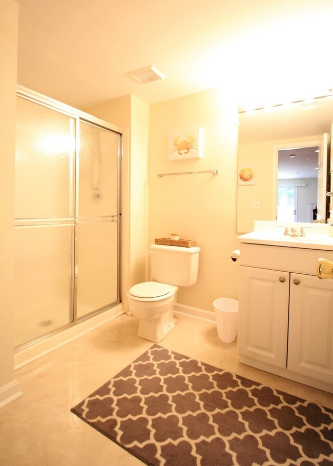 Building Photo - Fabulous Three Bedroom Three Level Townhome in the Heart of Kingstowne!