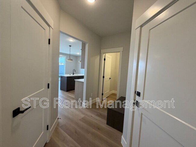Building Photo - 577 E Hemsworth Ln