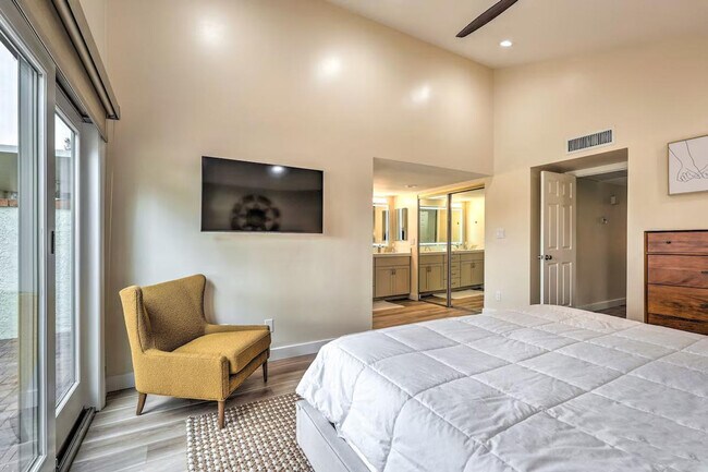 Building Photo - 7833 E Foxmore Ln