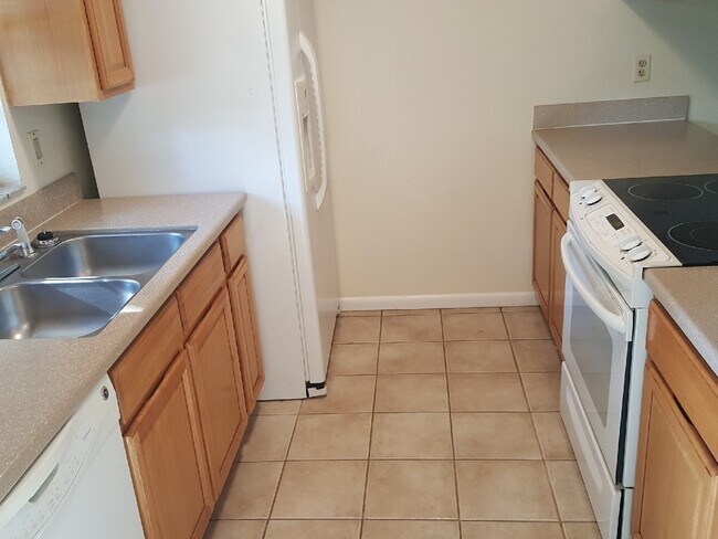 Building Photo - 2181 Lakeview Dr