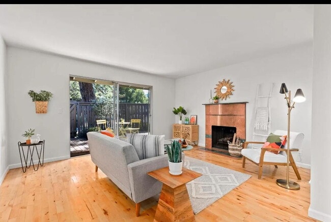 Building Photo - "Charming 1-Bed Santa Cruz Retreat with El...