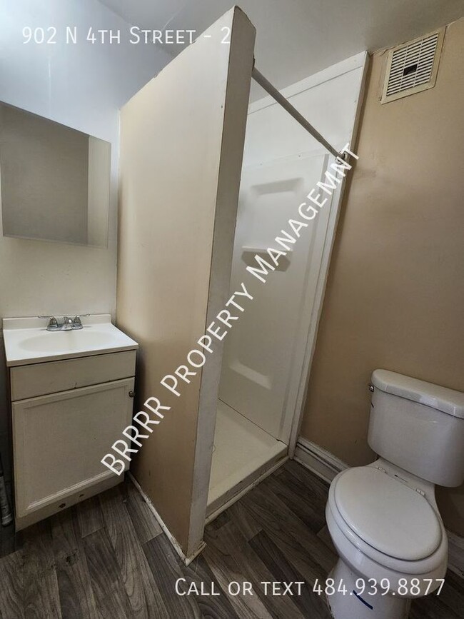 Building Photo - 3 bedroom 2 full bathroom apartment on the...