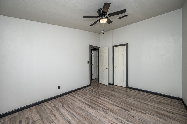 Building Photo - 4 Bedroom 2 Bath