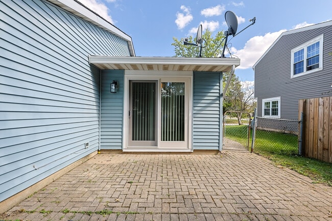Building Photo - 1064 Crestwood Ln