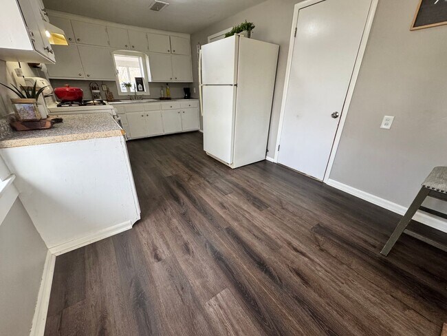 Building Photo - 2 bed, 1 bath home for rent in Waterloo