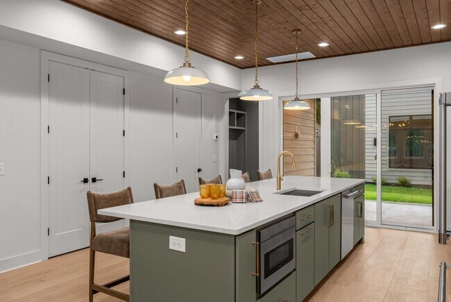 Building Photo - Stunning New Townhome in The Heart of East Nashville