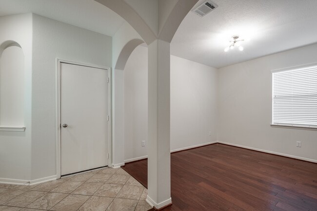 Building Photo - 10019 Lynnwood Dr