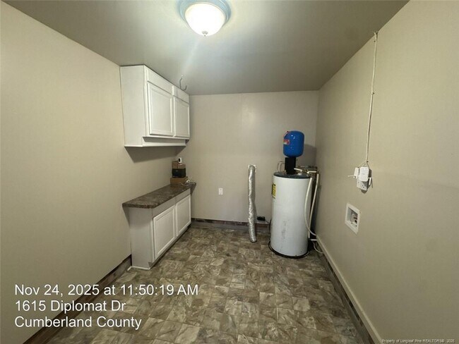 Building Photo - 1615 Diplomat Dr