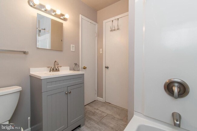 Building Photo - 1635 Fontain St