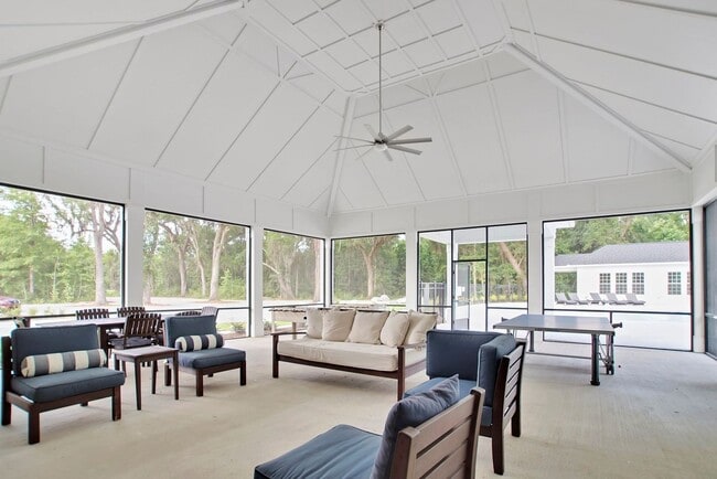 Building Photo - 4 Bed/2.5 Bath in The Commons