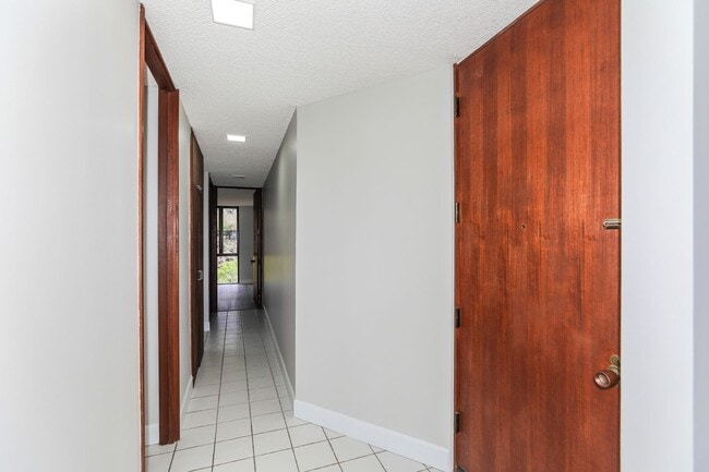 Building Photo - Naniwa Gardens - 1 bdrm/1 bath/1 covered p...