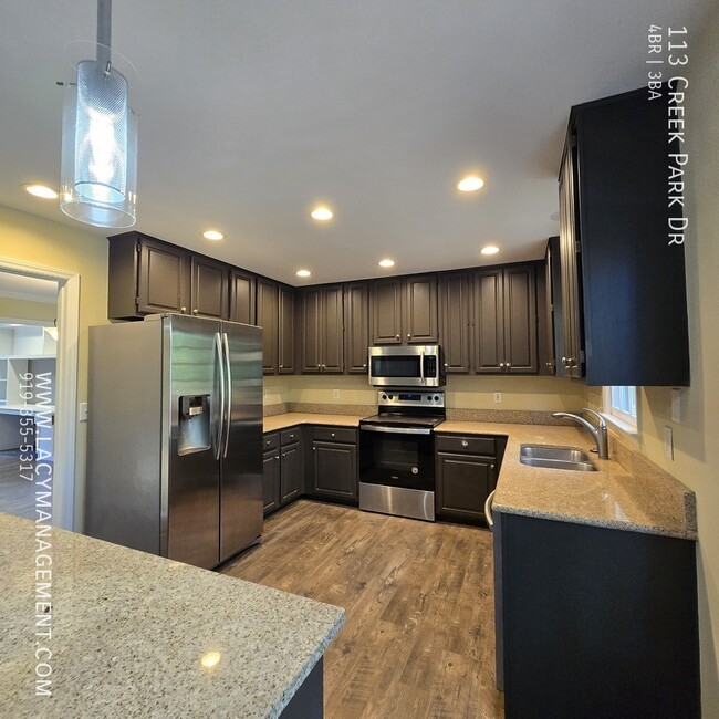 Building Photo - 113 Creek Park Dr