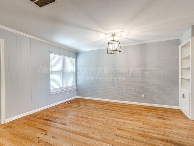 Building Photo - 2711 Ridgeview Dr