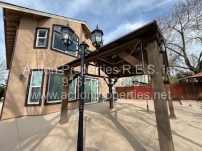 Building Photo - Spacious 4 Bed, 2.5 Bath + Office - Tesla ...