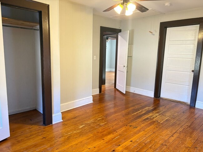 Building Photo - 2 Bedroom, 1 Bathroom House in Greensboro!