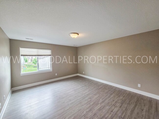 Building Photo - 4-Bedroom, 3.5-Bath Home with Walkout Finished Basement in Norwalk