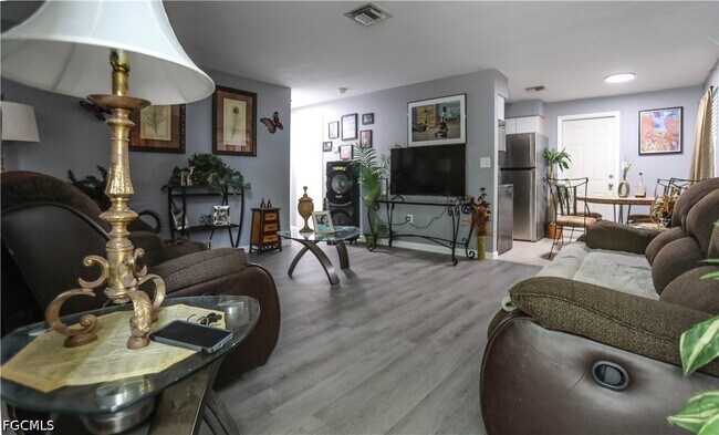 Building Photo - 2406 Linhart Ave