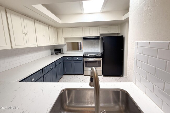 Building Photo - 5554 N 10th St