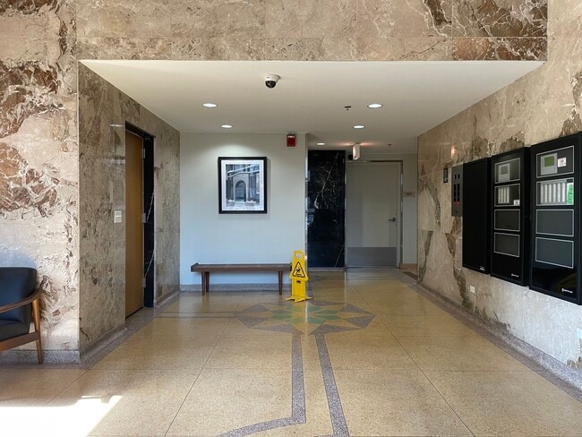 Building Photo - 320 E 21st St