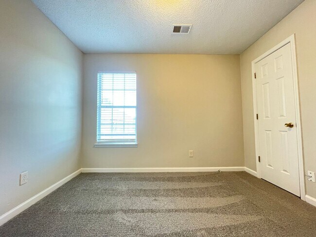 Building Photo - 1344 Custer Dr E