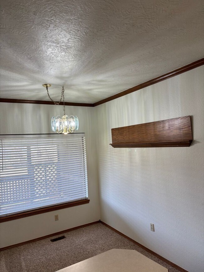 Building Photo - 3br 2.5ba on Surrey Hills Golf Course!!