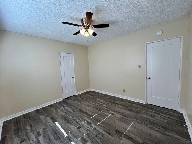 Building Photo - LARGE DOWNSTAIRS ONE BEDROOM ONE BATH!