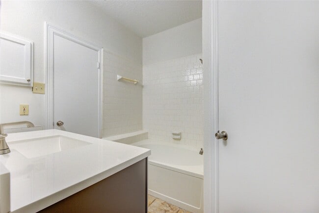 Building Photo - 308 N Ranch House Rd