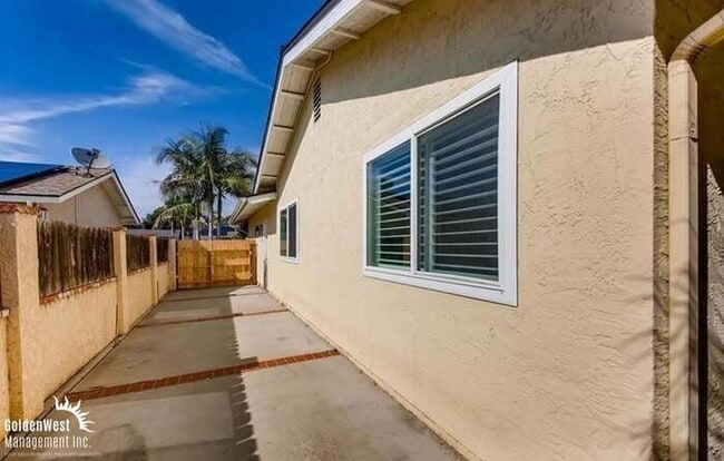Building Photo - Beautiful 3Bdm 2Ba Unfurnished Home with Lush Backyard in Vista!