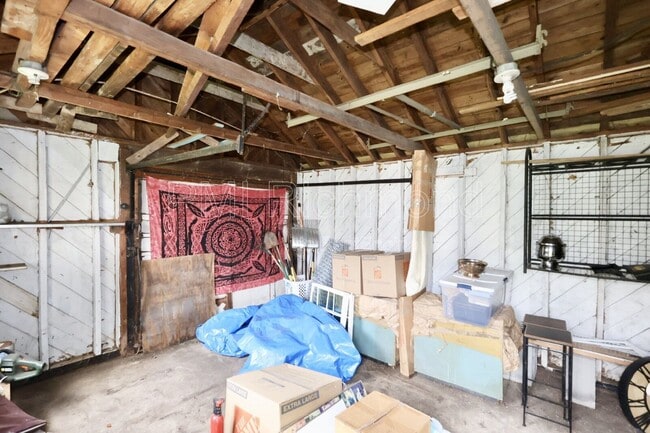 Building Photo - 904 Maple Ave