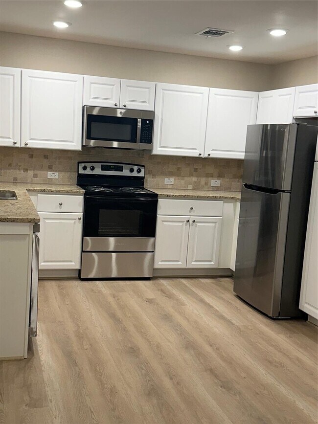 Building Photo - 27835 Country Colony Dr