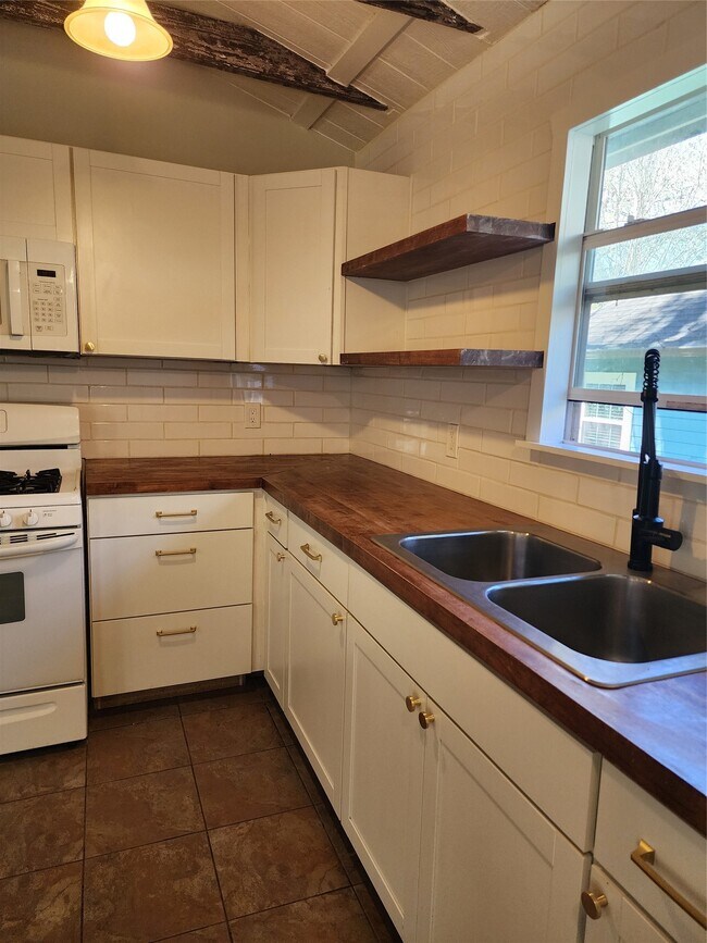 Building Photo - 13373 Southshore Dr