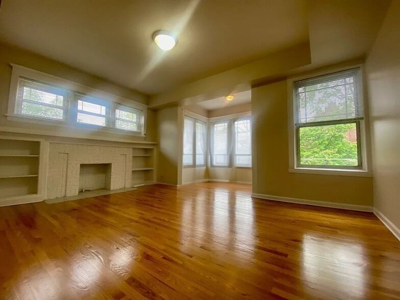 Building Photo - 7505 N Greenview Ave