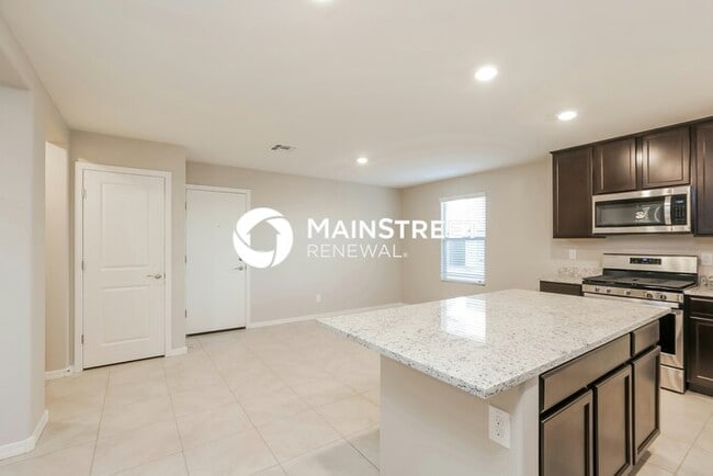 Building Photo - 4 Bedroom Pet-Friendly Home in Phoenix, AZ...