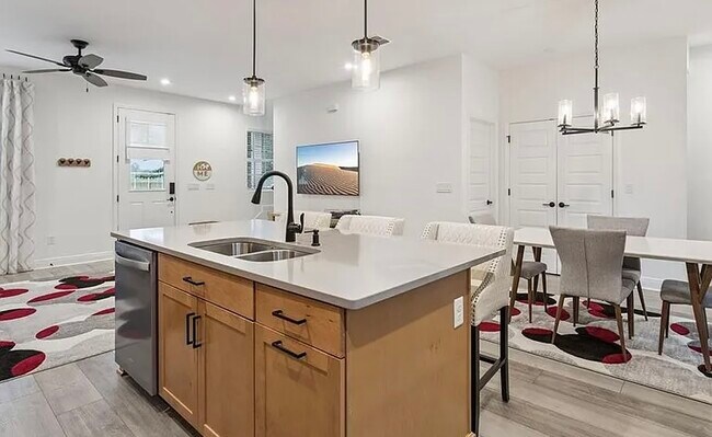 Building Photo - 2340 Woodside Way