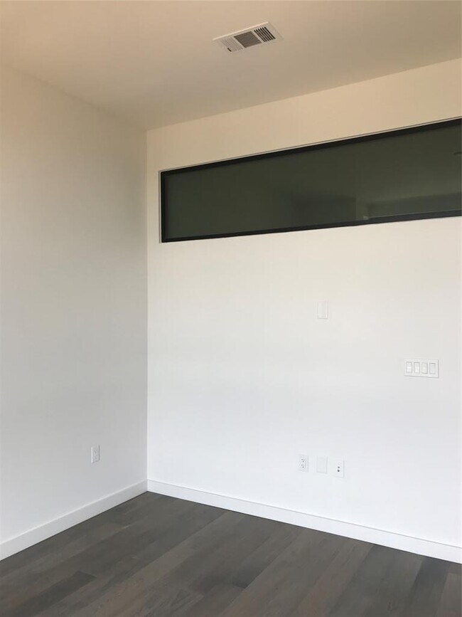 Building Photo - 800 Embassy Dr