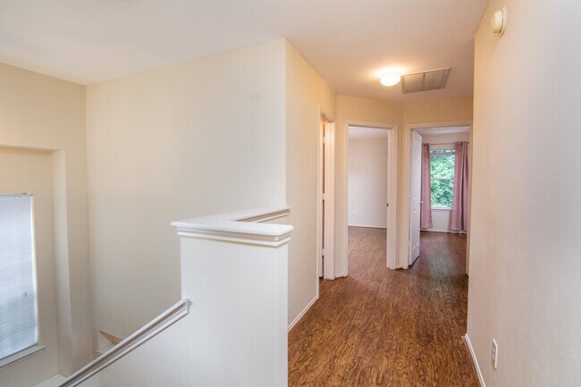 Building Photo - 127 N Villa Oaks Dr